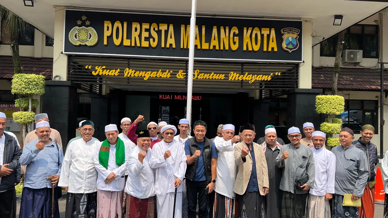 Kurang lebih 50 ulama, kiai dan para habaib dari berbagai daerah di Kota Malang mendatangi Mapolresta Malang Kota, pada Sabtu (23/11/2024).