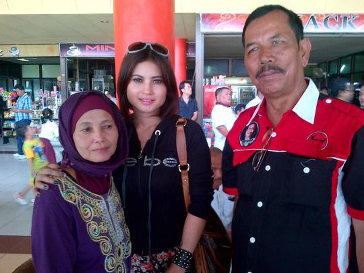 Pulang kampung, Novi diserbu warga yang ingin foto bareng