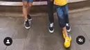 Chua Kotak dan Firmansyah Mahidin Putra, mengajak kedua anaknya liburan ke Singapura. Mereka berpose di tempat yang ikonik. (Foto: Instagram/@chuakotak)