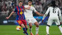Pemain Barcelona Frenkie de Jong (kiri) berduel memperebutkan bola dengan pemain Real Madrid Gonzalo Garcia pada laga final Supercopa de Espana/Piala Super Spanyol antara Barcelona vs Real Madrid di Jeddah, Arab Saudi, Minggu, 11 Januari 2026. (AP Photo/Altaf Qadri)
