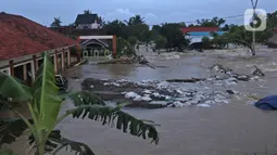 Suasana banjir akibat tanggul jebol di Desa Sumberurip Pebayuran, Kabupaten Bekasi, Jawa Barat, Senin (22/2/2021). Banjir akibat luapan sungai Citarum mengakibatkan 5 Desa terisolir selama tiga hari akibat tanggul sungai Citarum jebol. (Liputan6.com/Herman Zakharia)