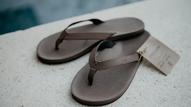 Indosole mengubah sandal bekas menjadi alas kaki baru