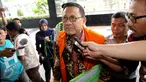 Mantan Ketua DPD yang menjadi tersangka kasus suap kuota gula impor, Irman Gusman mendatangi Gedung KPK, Jakarta, Selasa (11/10). Irman yang datang didampingi pengacaranya, Razman Arif Nasution, menolak diperiksa penyidik KPK. (Liputan6.com/Helmi Afandi)