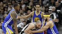 JaVale McGee (Ban Kuning) saat melawan San Antonio Spurs  pada laga Final NBA wilayah Barat, Senin (22/5/2017) (AP Photo/Eric Gay)