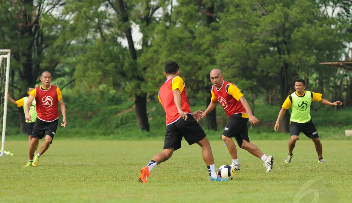 Sejumlah pelatih lokal memeragakan pola permainan saat mengikuti kursus kepelatihan lisensi B AFC di Sawangan, Depok, Jawa Barat (5/12/2014). (Liputan6.com/Helmi Fithriansyah)