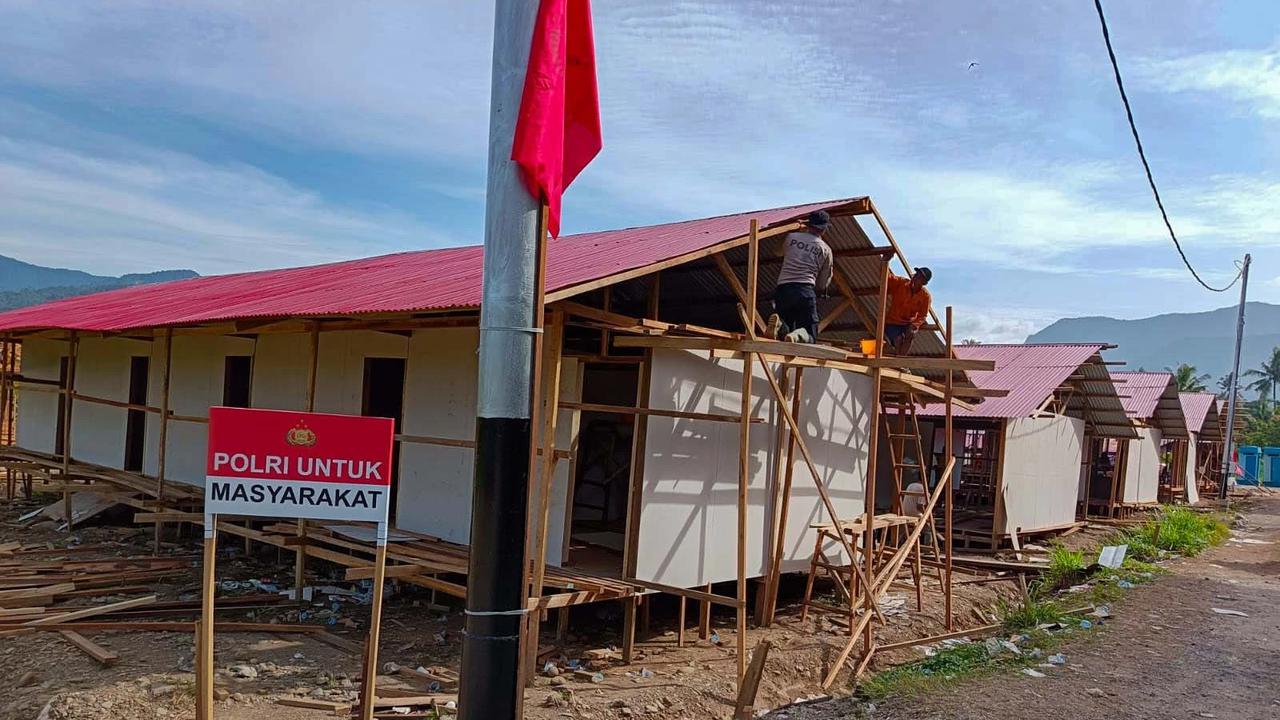 FOTO: Hunian Sementara Dibangun untuk Warga Terdampak Bencana di Pauh Padang