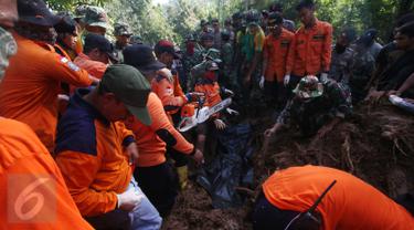  Tim penyelamat mengevakuasi jenazah menggunakan kantong di desa Caok,Purworejo, Jawa Tengah, Selasa, (21/6).  (Boy Harjanto)