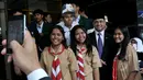 Mendikbud, Anies Baswedan berfoto bersama para pramuka usai upacara Hardiknas di Kemendikbud, Jakarta, (2/5/2015). Anies meminta Hardiknas dijadikan momentum merefleksikan gagasan tokoh pendidikan nasional Ki Hajar Dewantara. (Liputan6.com/Johan Tallo)