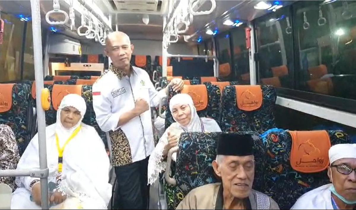 Kembali ke hotel dari Arafah, jemaah dibantu para petugas untuk membersihkan diri, lalu beristirahat.