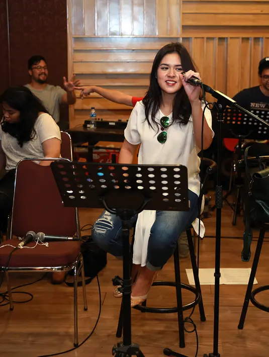 Penyanyi yang lahir tanggal 6 Juni 1990 itu akan tampil bersama 5 musisi terbaik tanah air. Di antaranya Afgan, Barsena, GAC, Sandhy Sondoro, dan Kunto Aji. (Deki Prayoga/Bintang.com)
