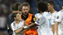 Fans cilik masuk lapangan saat Real madrid melawan APOEL Nicosia pada laga grup H Liga Champions di Santiago Bernabeu stadium, Madrid, (13/9/2017). Real Madrid Menang 3-0. (AP/Francisco Seco)