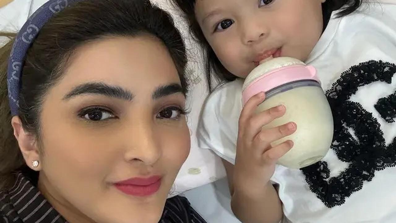 Ashanty berpose selfie dengan Ameena.
