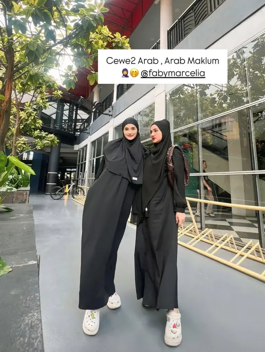 Seperti pada sebuah jurnal IAIN Manado, dalam hadits Muslim, penggunaan kerudung dengan model punuk unta dilarang dalam Islam. Meski Tengku Dewi Putri mengakui kekhilafannya, banyak yang mendoakannya agar terus konsisten berhijab dan memperdalam pemahaman agamanya. (Liputan6.com/IG/@tengkudewiputri_tdp)