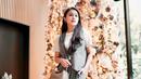 Effortlessly stylish, padukan setelan vest dan celana kulot abu-abu dengan kaus warna putih seperti potret OOTD Sandra Dewi ini. @sandradewi88.