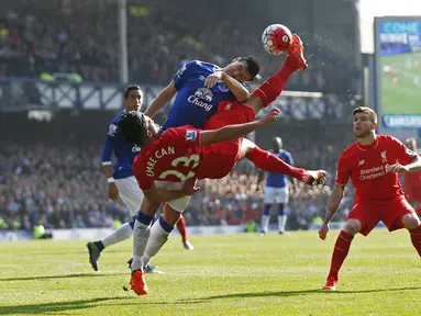 Pemain Liverpool Emre Can berebut bola dengan pemain Everton Gareth Barry dalam lanjutan Liga Premier Inggris di Goodison Park, Minggu (04/10/2015). Liverpool dan Everton bermain imbang 1-1. (Action Images via Reuters / Lee Smith)