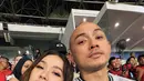 Bunga Citra Lestari dan Tiko Aryawardhana tampil kompak totalitas dengan paduan jersey putih dan celana hitam. Tas Goyard berwarna cokelat dijinjing BCL saat nobar pertandingan final [@itsmebcl]