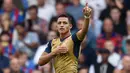 Penyerang Arsenal, Alexis Sanchez merayakan gol bunuh diri yang dicetak oleh pemain Crystal Palace, Damien Delaney pada laga Liga Inggris di Stadion Selhurst Park, Inggris, Minggu (16/8/2015). Arsenal taklukan Palace 2-1. (Reuters/Toby Melville)