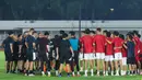 Pelatih Timnas Indonesia U-23, Gerald Vanenburg, memberikan arahan kepada anak asuhnya saat sesi latihan di Stadion Madya, Jakarta, Kamis (17/7/2025). (Bola.com/M Iqbal Ichsan)