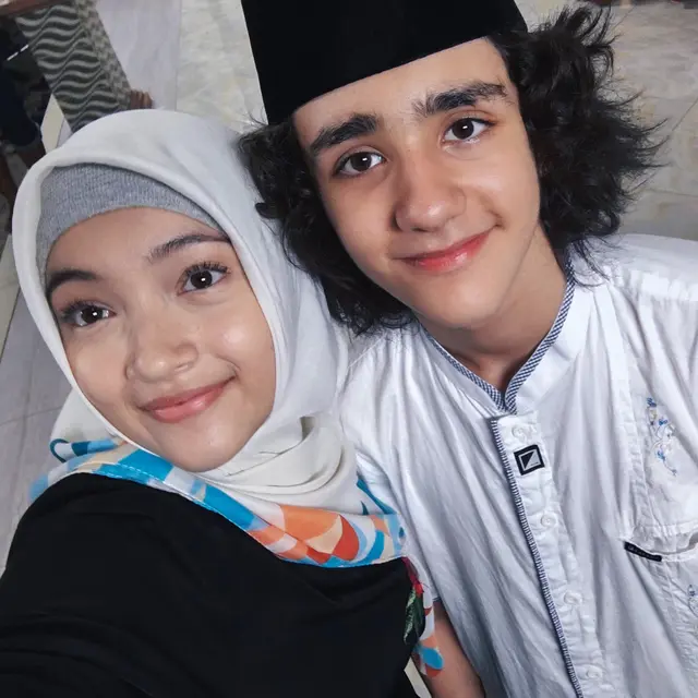 6 Potret Megan Domani Pakai Hijab, Makin Anggun