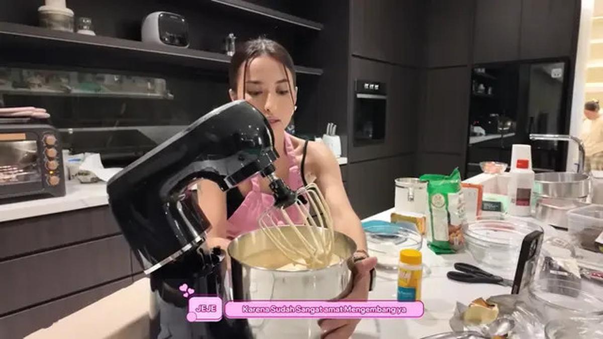 7 Potret Dapur Rumah Jennifer Coppen, Modern dengan Nuansa Hitam-Putih