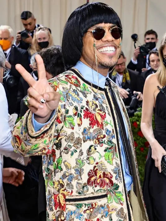 <p>Memakai wig berpotongan mangkok, Anderson Paak ramai disebut mirip pesulap Indonesia, Pak Tarno. (Twitter/XXL).</p>