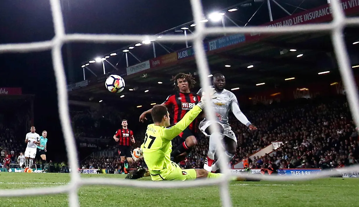 Penyerang Manchester United, Romelu Lukaku saat mencetak gol ke gawang Bournemouth pada lanjutan Liga Inggris di Stadion Vitality, (18/4). MU menang 2-0 atas Bournemouth. (AP Photo/Adam Davy)