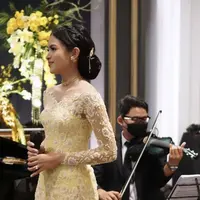 Tampilan Maudy Ayunda di Pernikahan Sang Adik, credit: @rezarmdhhhn