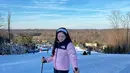Di sela kesibukannya belajar, Beby kini punya hobi baru yakni main ski. [Instagram @bebytsabina]