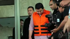 Komisi Pemberantasan Korupsi memeriksa pengusaha Teddy Renyut terkait kasus suap Bupati Biak. (Liputan6.com/Faisal R Syam)