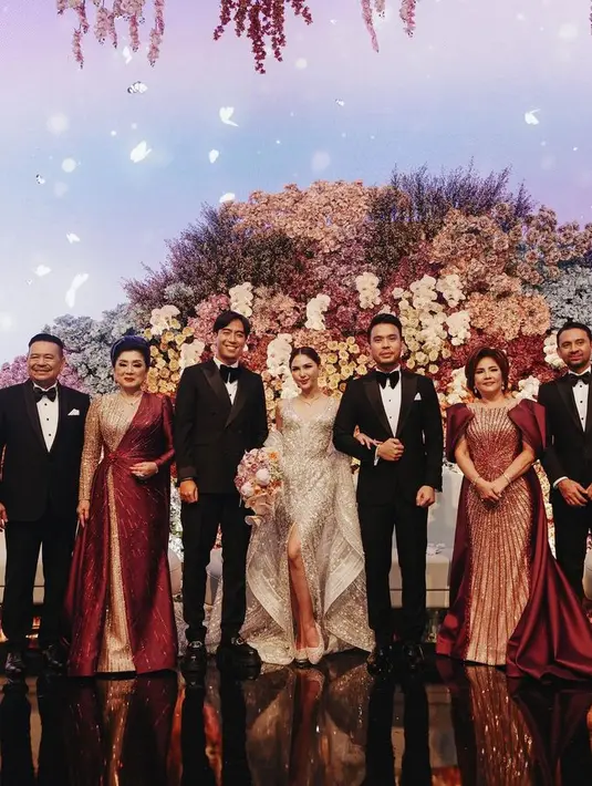 Hingga akhirnya, mama mengantarkan putrinya di pelaminan. Keduanya sama-sama memakai gaun dari dua desainer ternama Tex Saverio dan Sebastian Gunawan. [Foto: Instagram @vidialdiano]