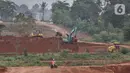 Aktivitas pekerja menyelesaikan proyek Tol Cijago seksi 3 ruas Limo-Kukusan, Tanah Baru, Depok, Jawa Barat, Minggu (3/10/2021).  Proyek Tol itu juga diharapkan dapat memperlancar mobilitas warga Depok, Tangerang Selatan, dan DKI Jakarta. (merdeka.com/Iqbal S. Nugroho)