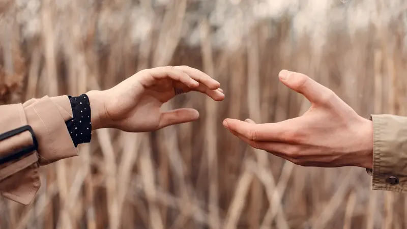 couple juli hands