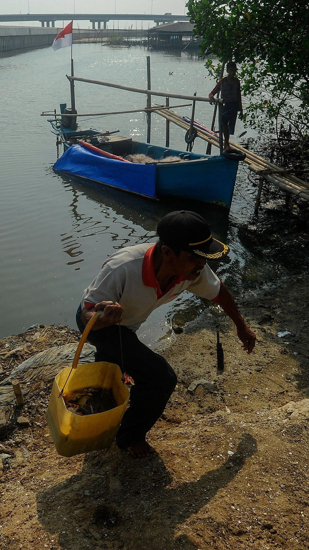Kondisi ini membuat hasil laut mereka tak sesuai harapan hingga sempat membuat mereka terkadang merugi.