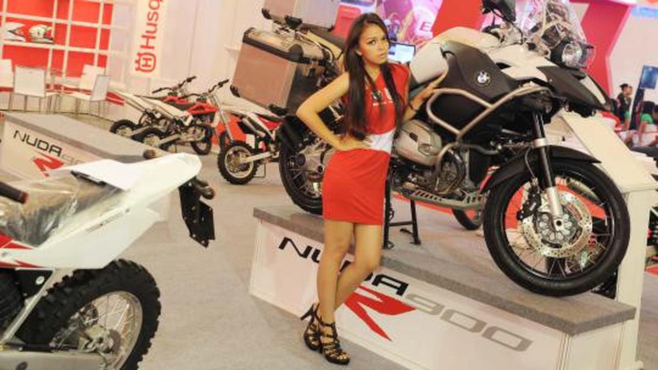 Pose seksi model cantik bareng motor macho