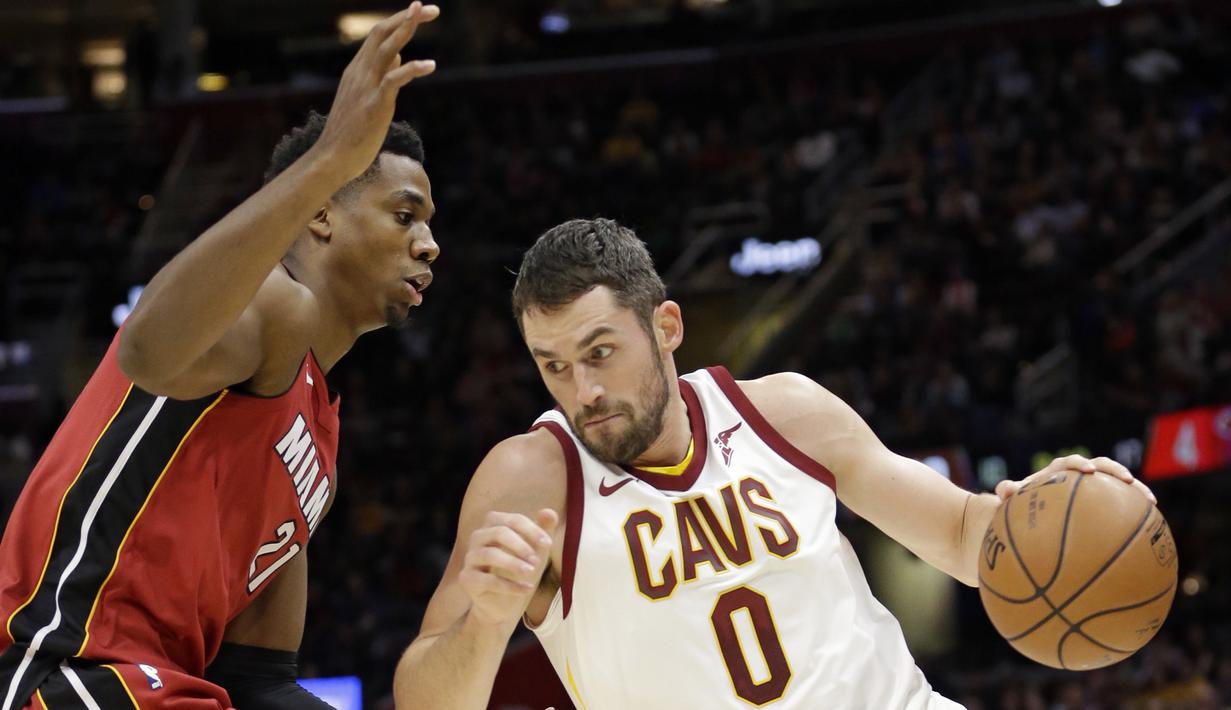 Pemain Cavaliers, Kevin Love (0) berusaha melewati adangan pemain Miami Heat, Hassan Whiteside pada lanjutan NBA basketball game, di Quicken Loans Arena, Cleveland, (28/11/2017). Cavs menang 108-97. (AP/Tony Dejak)