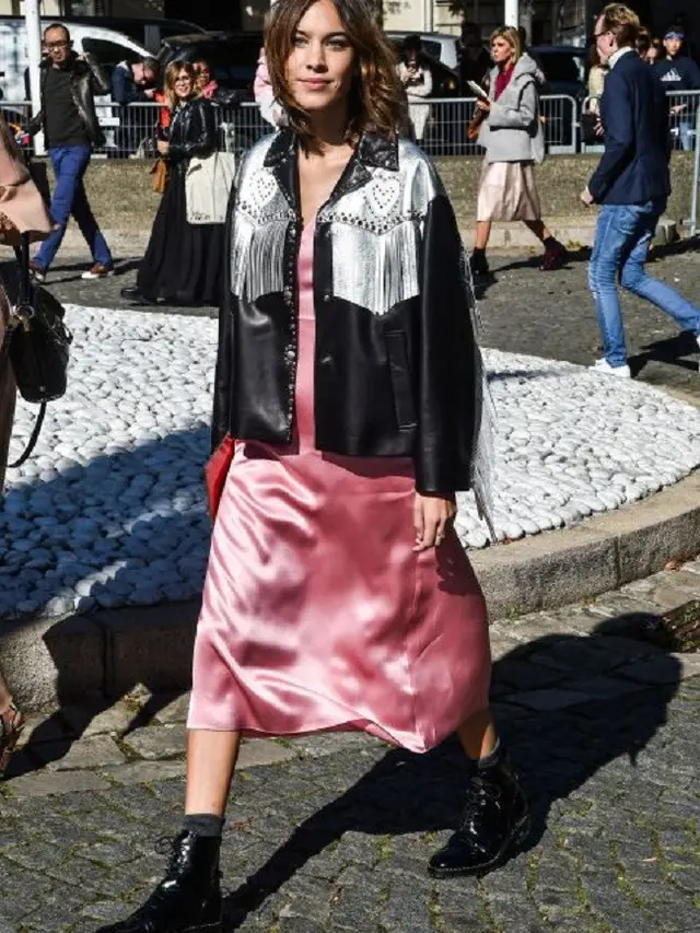 [Bintang] Editor Says: Tampil Selalu Memesona, Ini Alasan Gaya Vintage Alexa Chung Terlihat Everlasting