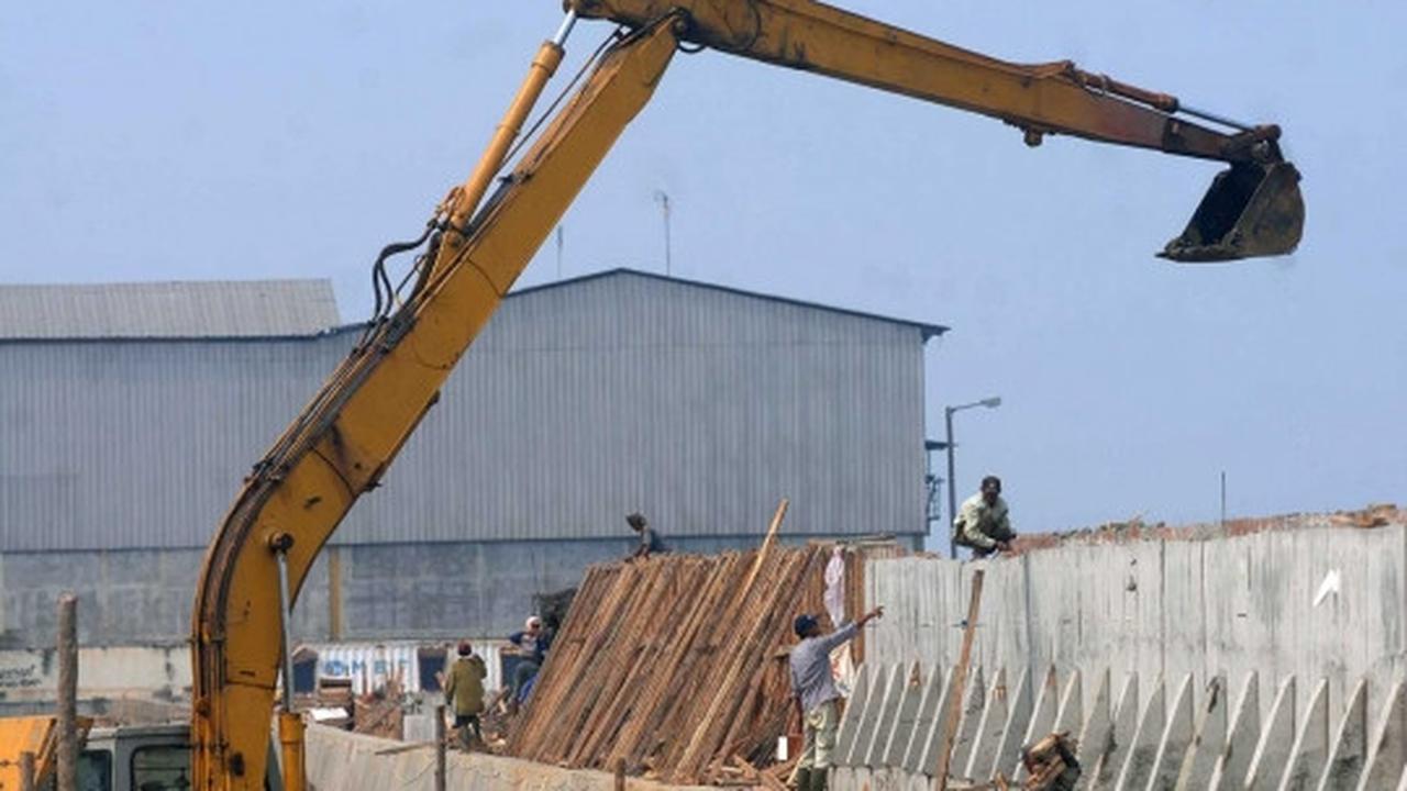 Memantau perkembangan proyek tanggul di Pantai Muara Baru