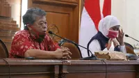 Konferensi pers perkembangan kasus virus corona baru yang memicu COVID-19 di Gedung Grahadi, Jumat (17/4/2020) (Foto: Liputan6.com/Dian Kurniawan)