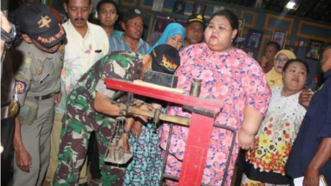 Gadis obesitas asal Lamongan Silvia Dwi Susanti menjalani pengukuran berat badan bersama tim kecamatan dan puskesmas. (Solopos.com/Bisnis/Istimewa)