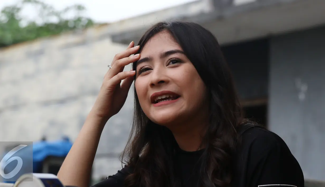 Prilly Latuconsina berpose usai latihan vokal untuk SCTV Award di Erwin Gutawa Studio, Jakarta, Senin (21/11). Kerinduannya dengan Teuku Rassya karena kenyamanannya saat melakukan interaksi secara langsung. (Liputan6.com/Herman Zakharia)