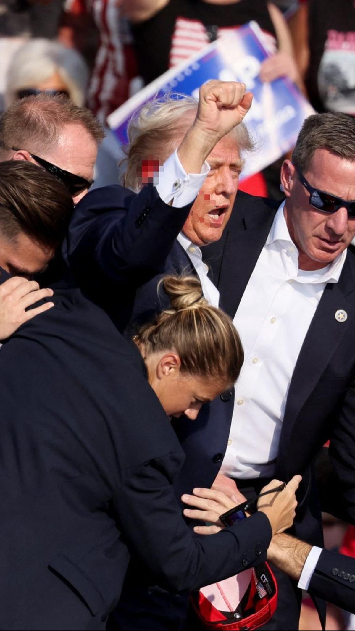 Donald Trump berpidato dengan perlindungan body guard setelah ditembak di Butler Farm Show, Butler, Pennsylvania, Amerika Serikat, pada Minggu (13/7) pagi WIB.&nbsp;Foto: REUTERS