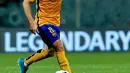 Andres Iniesta mengontrol bola saat bertanding melawan Fiorentina pada ajang International Champions Cup (ICC) 2015 di Stadio Artemio Franchi, Senin (3/8/2015). Fiorentina menang atas Barcelona dengan Skor 2-1. (AFP PHOTO/TIZIANA FABI)