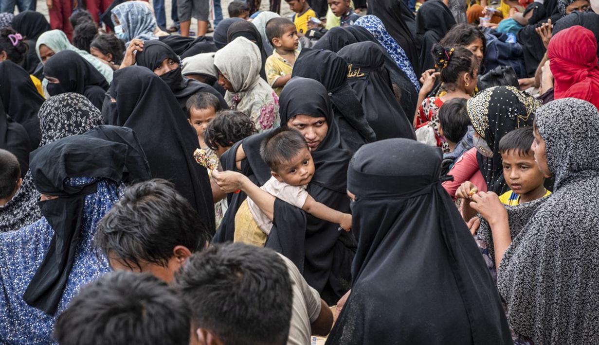 Menurut Marfian, saat ini keberadaan pengungsi masih di tepi Pantai Kulee Laweung. Sejumlah pihak terkait seperti kepolisian, Angkatan Laut, dan Pemerintah Kabupaten Pidie sudah berada di tempat. (Jon S./AFP)