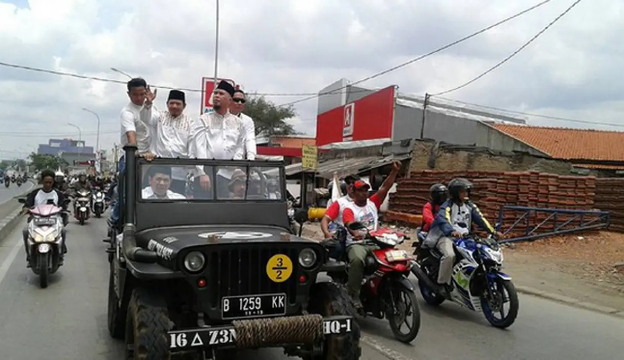 Sebelum ke kantor KPUD, pasangan ini menggunakan mobil bak terbuka dengan iringan kedaraan bermotor menuju Masjid Al Barkah, Lemah Abang untuk menjalankan salat Jumat terlebih dahulu. (dok. Instagram/bekasisah)
