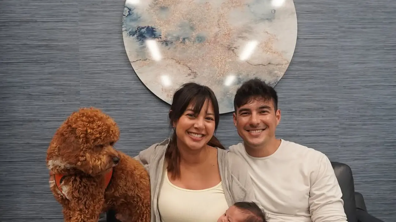 Baby’s First Office Visit! Pesona Aurelie Moeremans Jadi Ibu Baru, Tampil Bare Face dengan Gaya Kasual yang Hangat