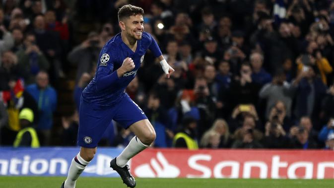 Gelandang Chelsea, Jorginho berselebrasi usai mencetak gol ke gawang Ajax dari titik penalti pada pertandingan lanjutan Grup H Liga Champions di Stamford Bridge, London (5/11/2019). Jorginho mencetak dua gol lewat titik penalti di pertandingan ini. (AP Photo/Frank Augstein)