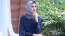 Kartika Putri, kini sudah mengubah penampilannya dan memutuskan untuk berhijab. Tak akan ada lagi Kartika yang berpenampilan seksi dengan gaya busana yang terbuka. Dengan hijabnya, penampilan Karput ini bikin menyejukan hati. (Instagram/kartikaputriworld)