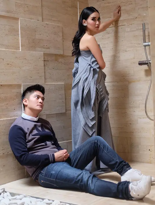 "Kita sudah dari awal bareng-bareng. Kita berdua merintis karier sama-sama terus main film Dimsum Martabak ini kita jadi semakin dekat lagi,"   ujar Boy William. (instagram/ayutingting92)