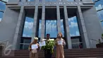 Aktivis Koalisi Anti Mafia Hutan yang merupakan gabungan dari sejumlah LSM melakukan aksi teatrikal 'Pengaduan Penghuni Hutan' di depan Gedung Komisi Yudisial (KY), Jakarta, Jumat (8/1). (Liputan6/JohanTallo)