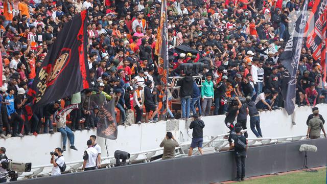 Pagar Tribun Penonton JIS Roboh